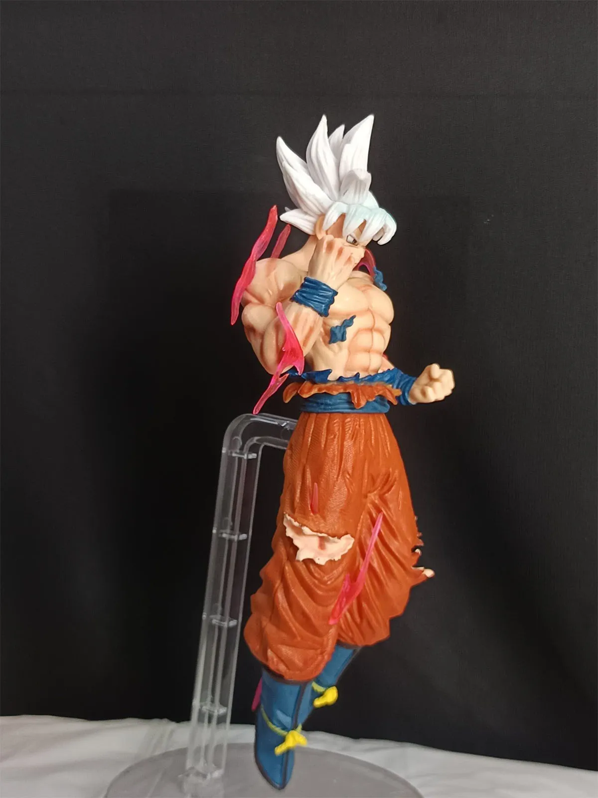 Ultra Instinct Goku Figure – "Mastered Form" Edition (DBS) - Image 3